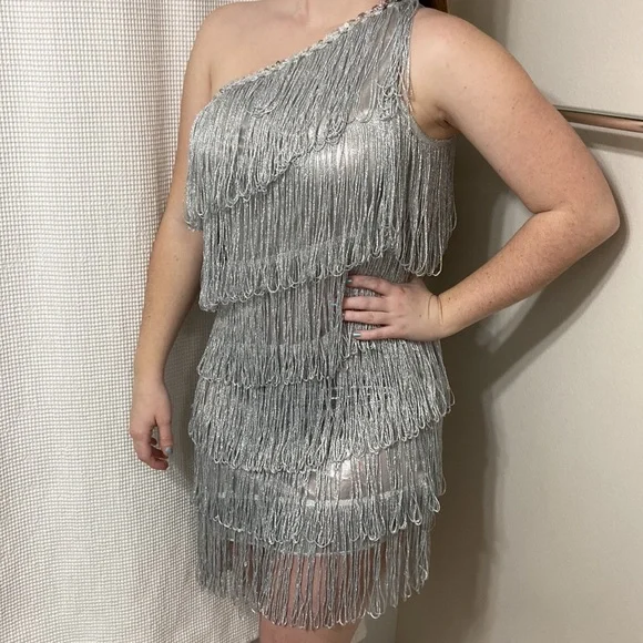 Spirit Halloween women’s silver flapper girl dress. Size adult small (4-6) - Picture 2 of 14